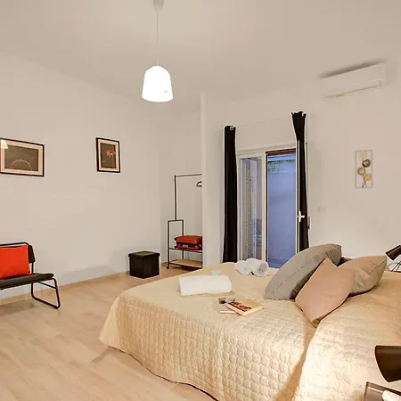 Ravanas 314 Near Station - Happy