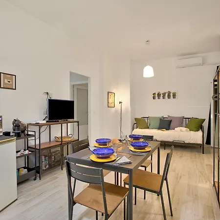 Ravanas 314 Near Station - Happy * Bari