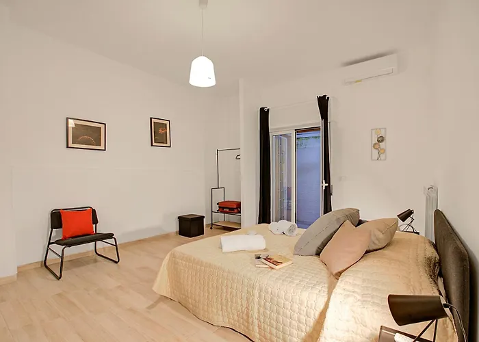 Ravanas 314 Near Station - Happy