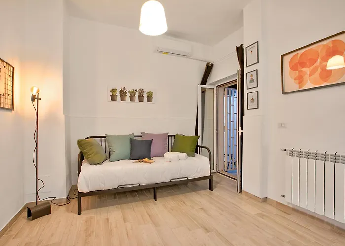 Ravanas 314 Near Station - Happy Bari