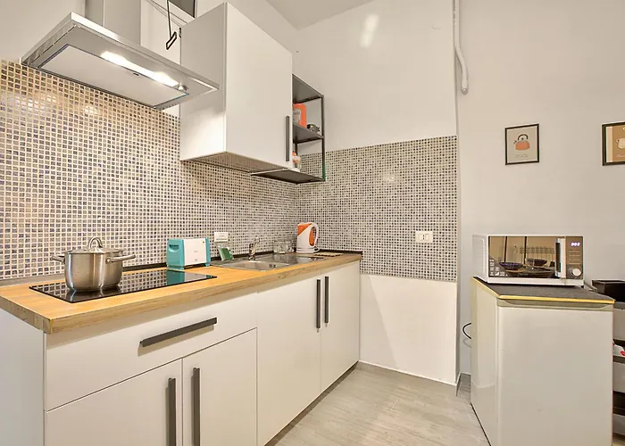 Ravanas 314 Near Station - Happy Bari