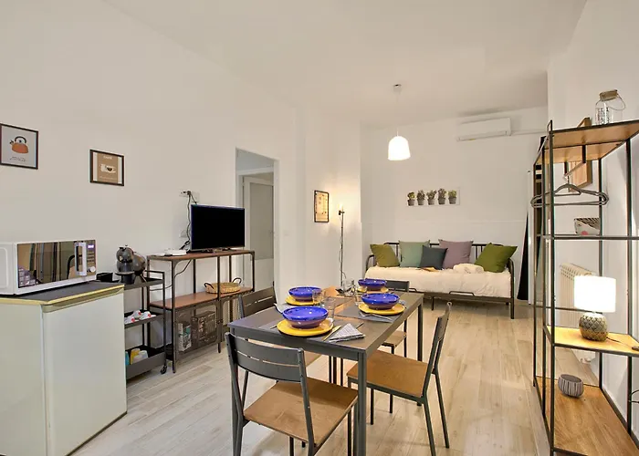 Ravanas 314 Near Station - Happy * Bari